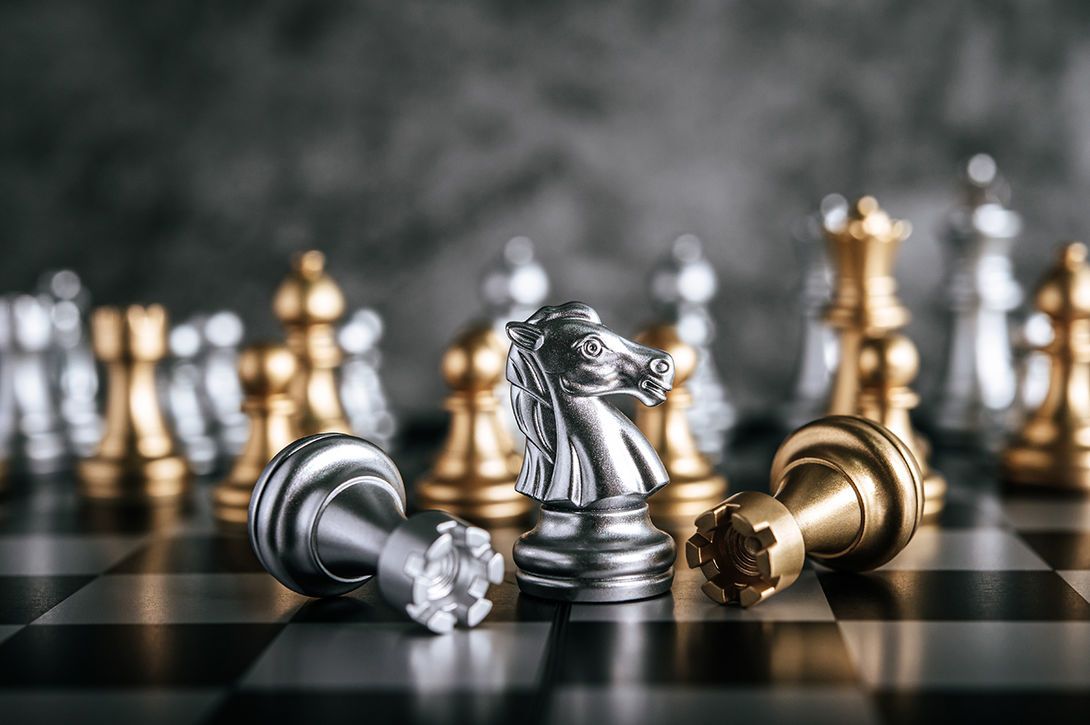 Piezas de ajedrez plata y oro